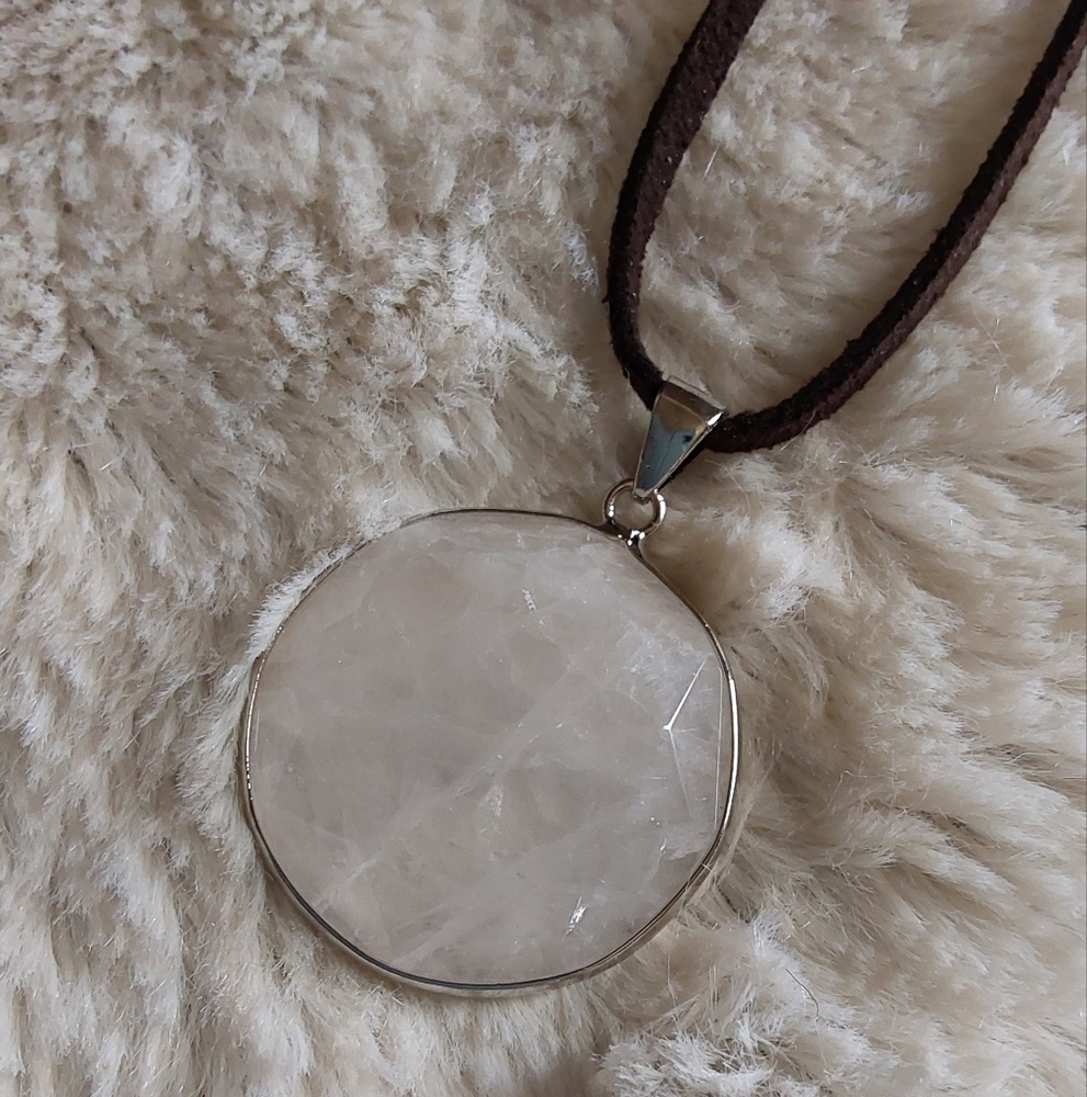 🌺 NEW Raised & Faceted Quartz Pendant Necklace